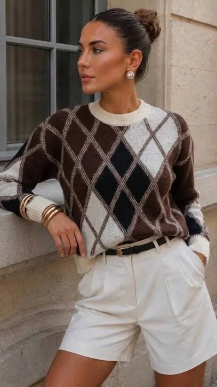 Bone-colored sweater with artichoke pattern